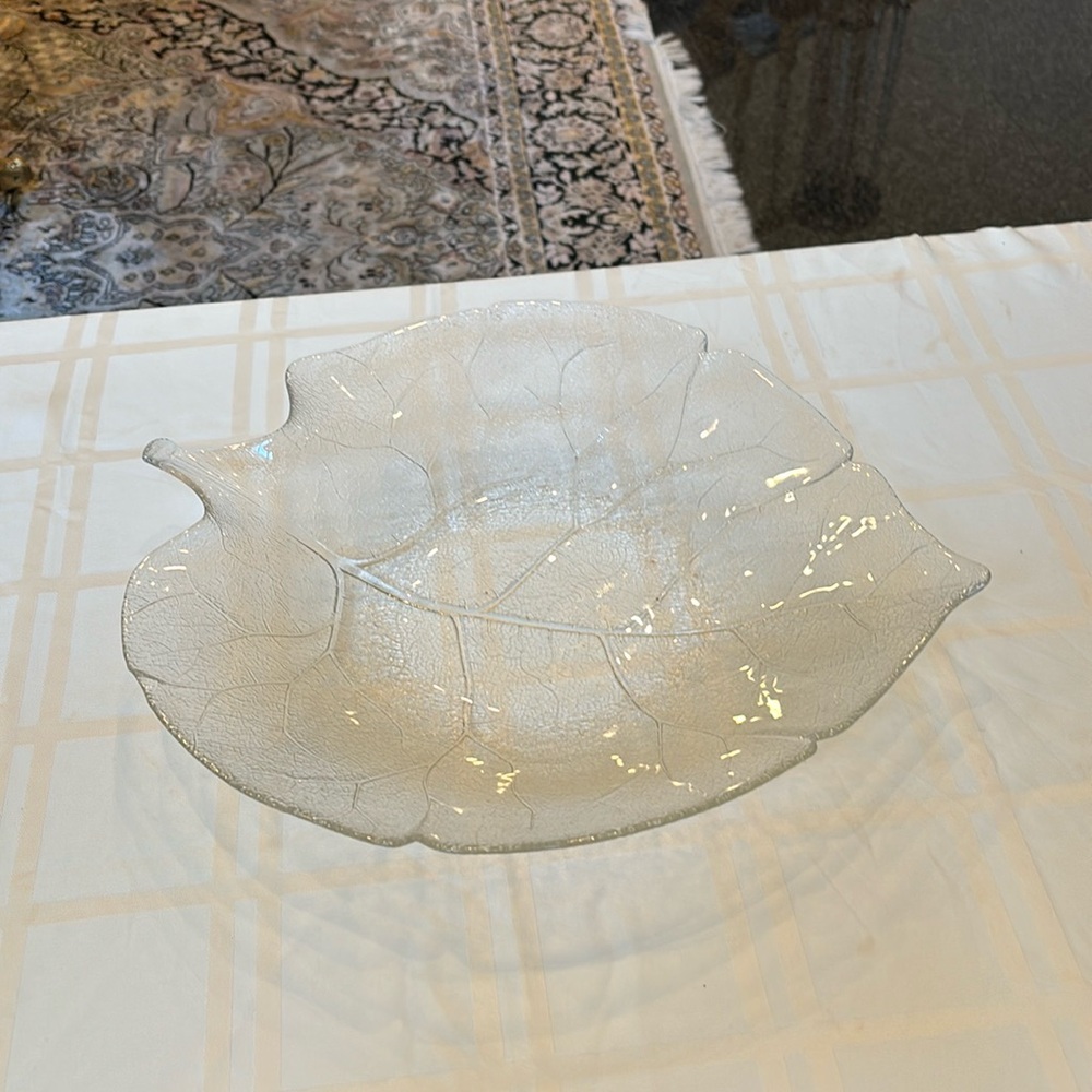 A leaf shape glass serving plate